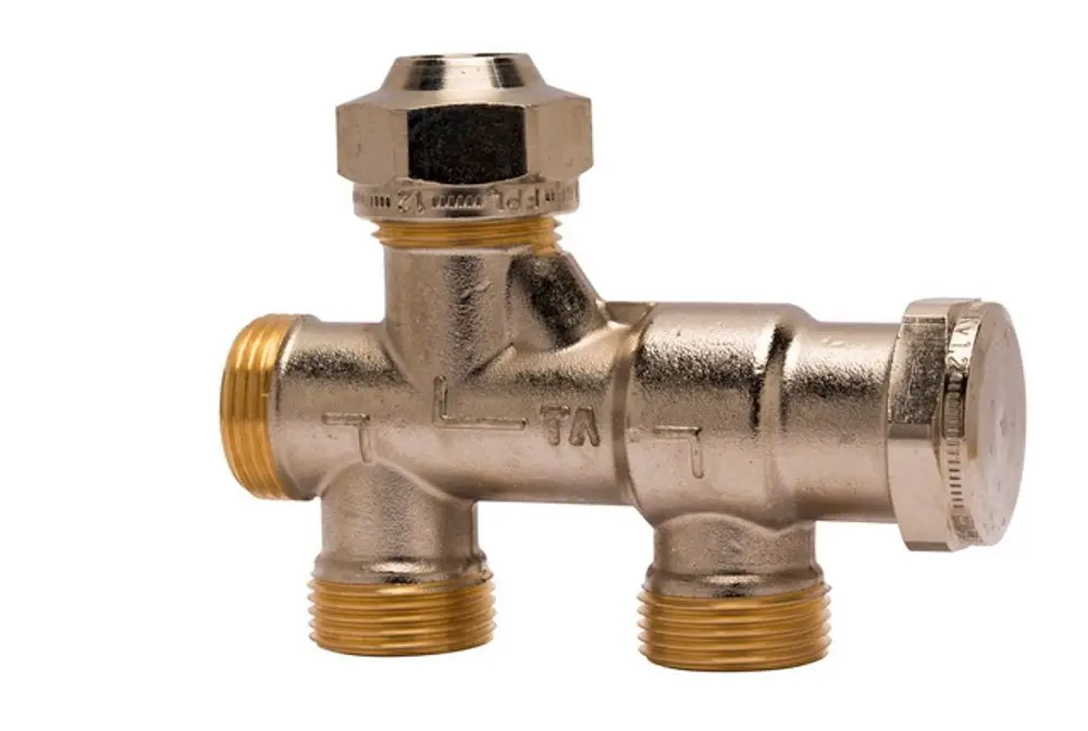 Thermostatventil von IMI Hydronic Engineering, metallisch mit zwei Anschlussgewinden, geeignet für Heizungsanlagen. Keine spezifischen Maße oder Details erkennbar.